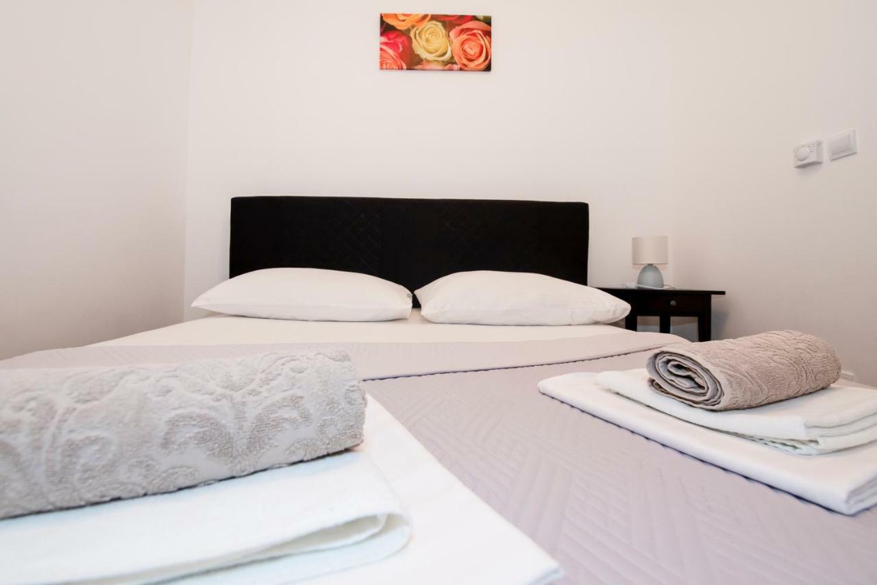 Lozna Residence Postira Luaran gambar